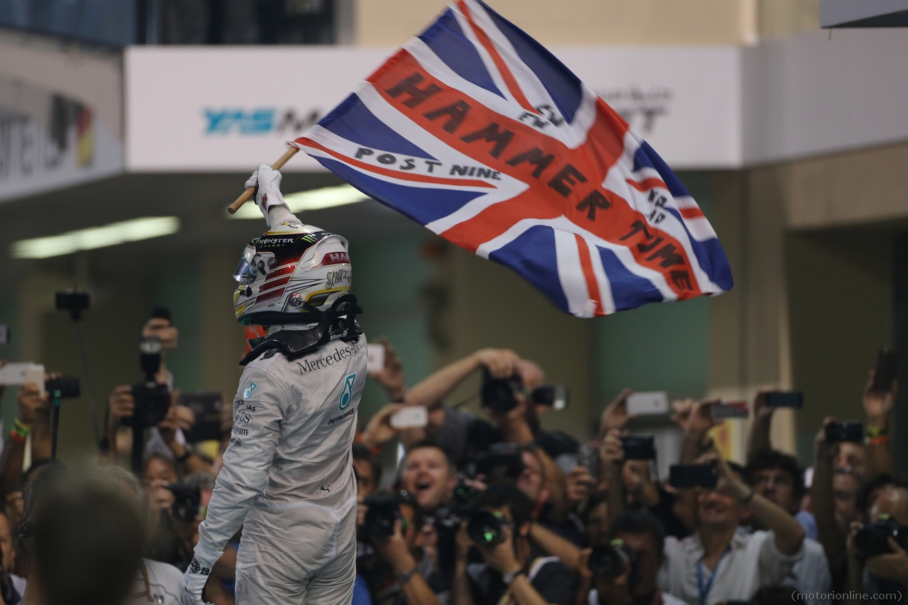 23.11.2014- Race, Lewis Hamilton (GBR) Mercedes AMG F1 W05 race winner and Champion F1 2014