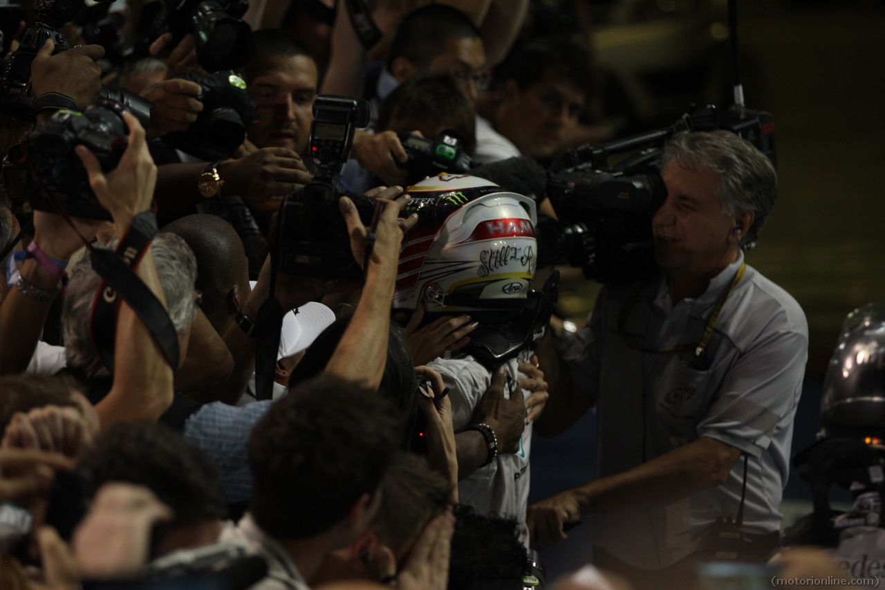 23.11.2014- Race, Lewis Hamilton (GBR) Mercedes AMG F1 W05 race winner and F1 Champion 2014