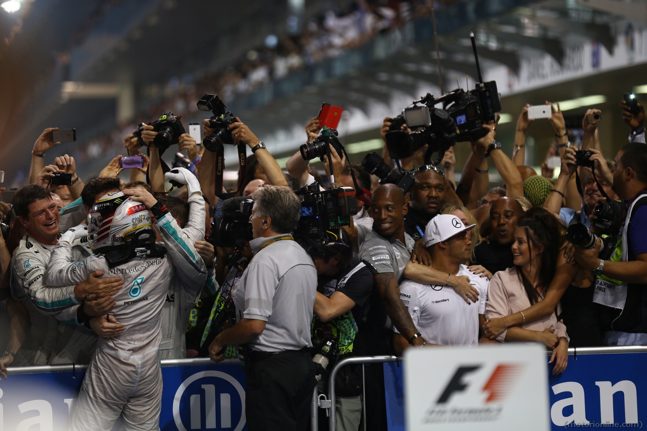 23.11.2014- Race, Lewis Hamilton (GBR) Mercedes AMG F1 W05 race winner and Champion F1 2014