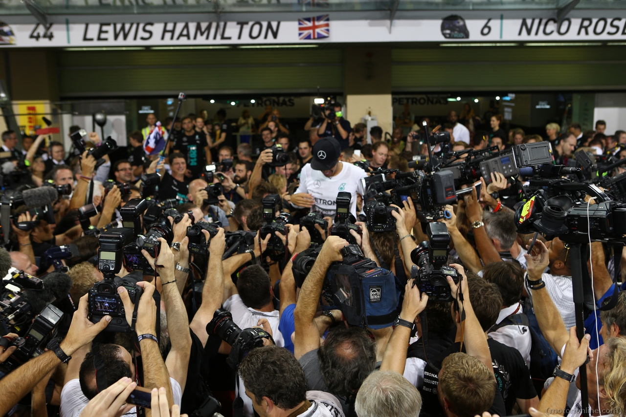 23.11.2014- Race, Celebration, Lewis Hamilton (GBR) Mercedes AMG F1 W05 F1 World Champion 2014 and 2nd position Nico Rosberg (GER) Mercedes AMG F1 W05