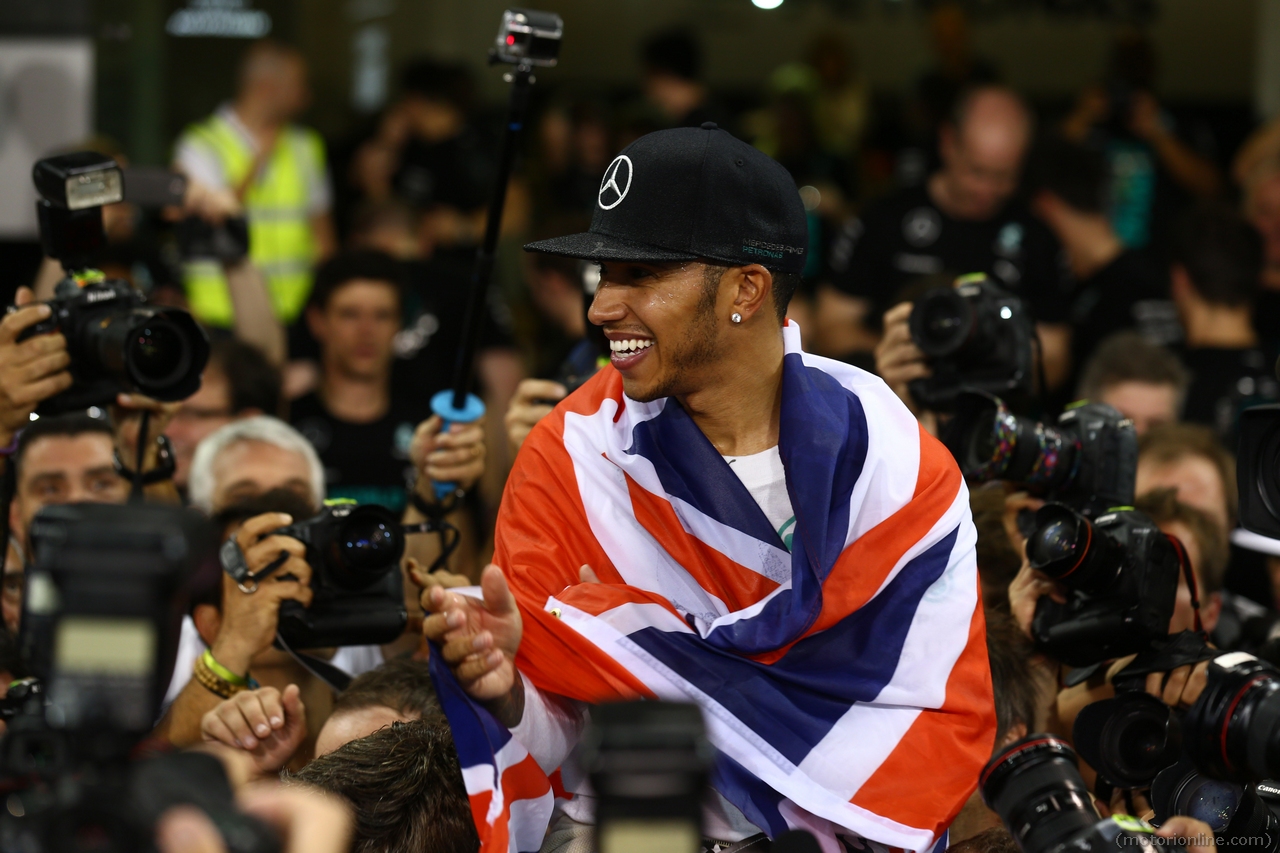 23.11.2014- Race, Celebration, Lewis Hamilton (GBR) Mercedes AMG F1 W05 F1 World Champion 2014 and 2nd position Nico Rosberg (GER) Mercedes AMG F1 W05