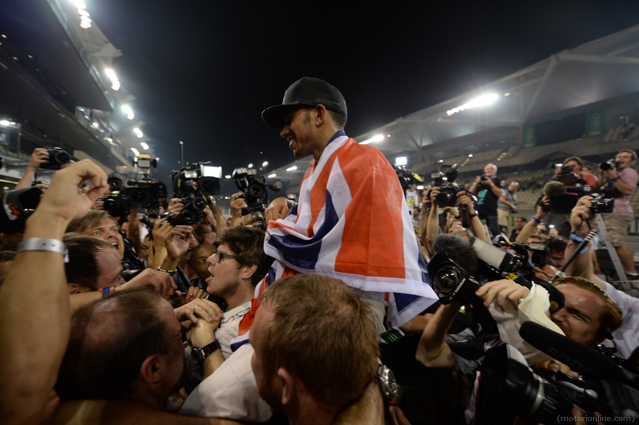 23.11.2014- Race, Celebration, Lewis Hamilton (GBR) Mercedes AMG F1 W05 race winner and F1 World Champion 2014