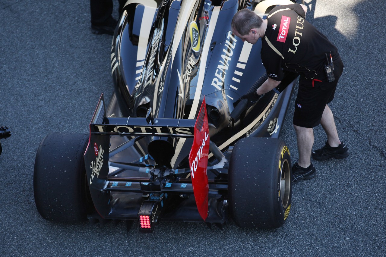 Kimi Raikkonen, Lotus Renault F1 Team engine cover - Lotus F1 Team E20 Launch 