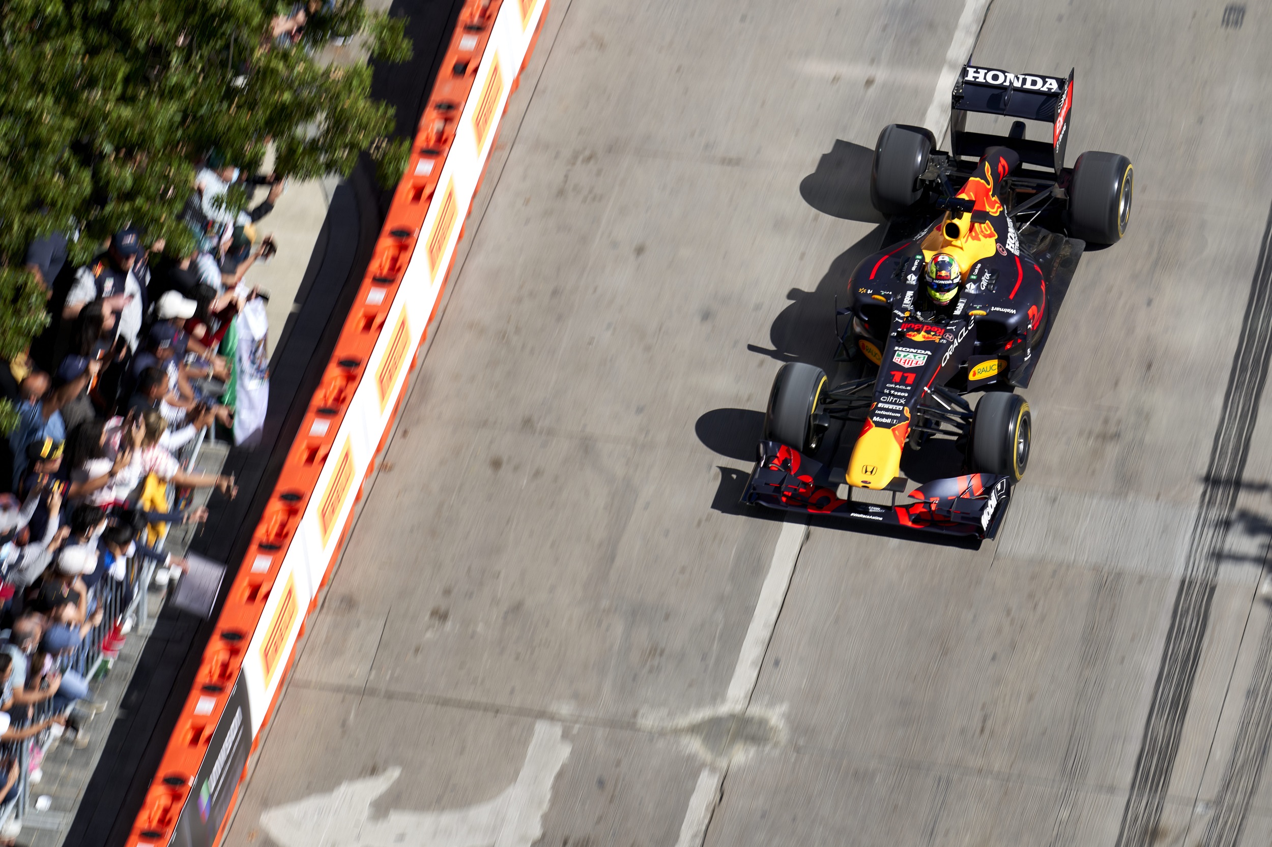 PEREZ A DALLAS CON LA RED BULL