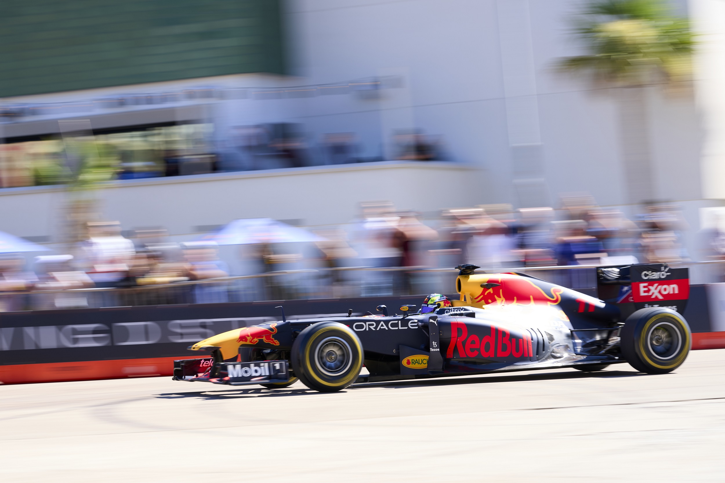 PEREZ A DALLAS CON LA RED BULL