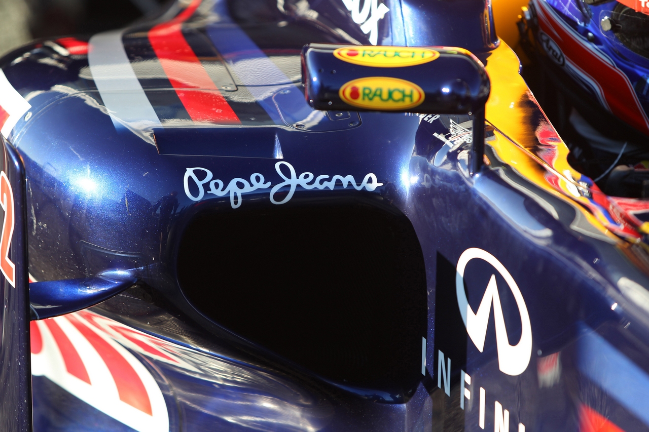 08.02.2012 Jerez, España, Mark Webber (AUS), pod lateral de Red Bull Racing - Pruebas de Fórmula 1, día 1 - Campeonato Mundial de Fórmula 1