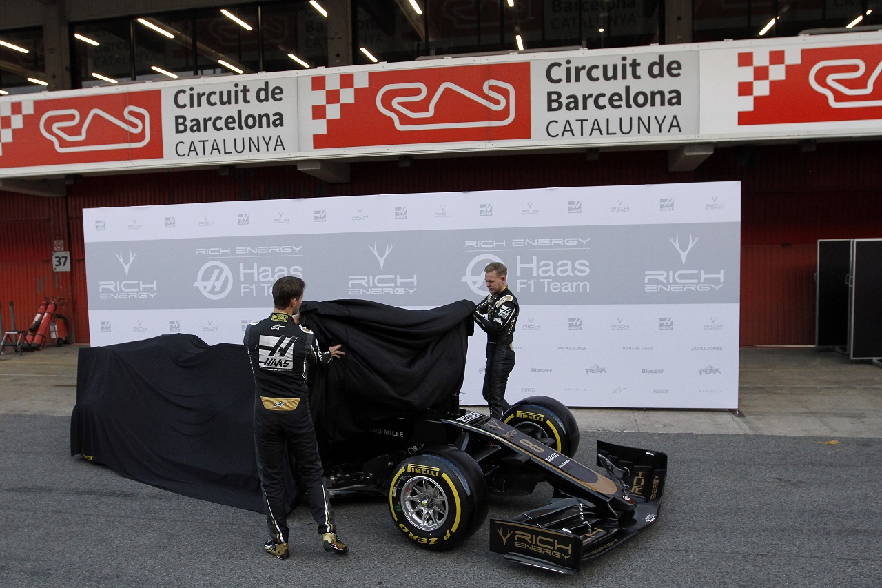 (L to R): Romain Grosjean (FRA) Haas F1 Team and Kevin Magnussen (DEN) Haas F1 Team with the Haas VF-19.
18.02.2019.