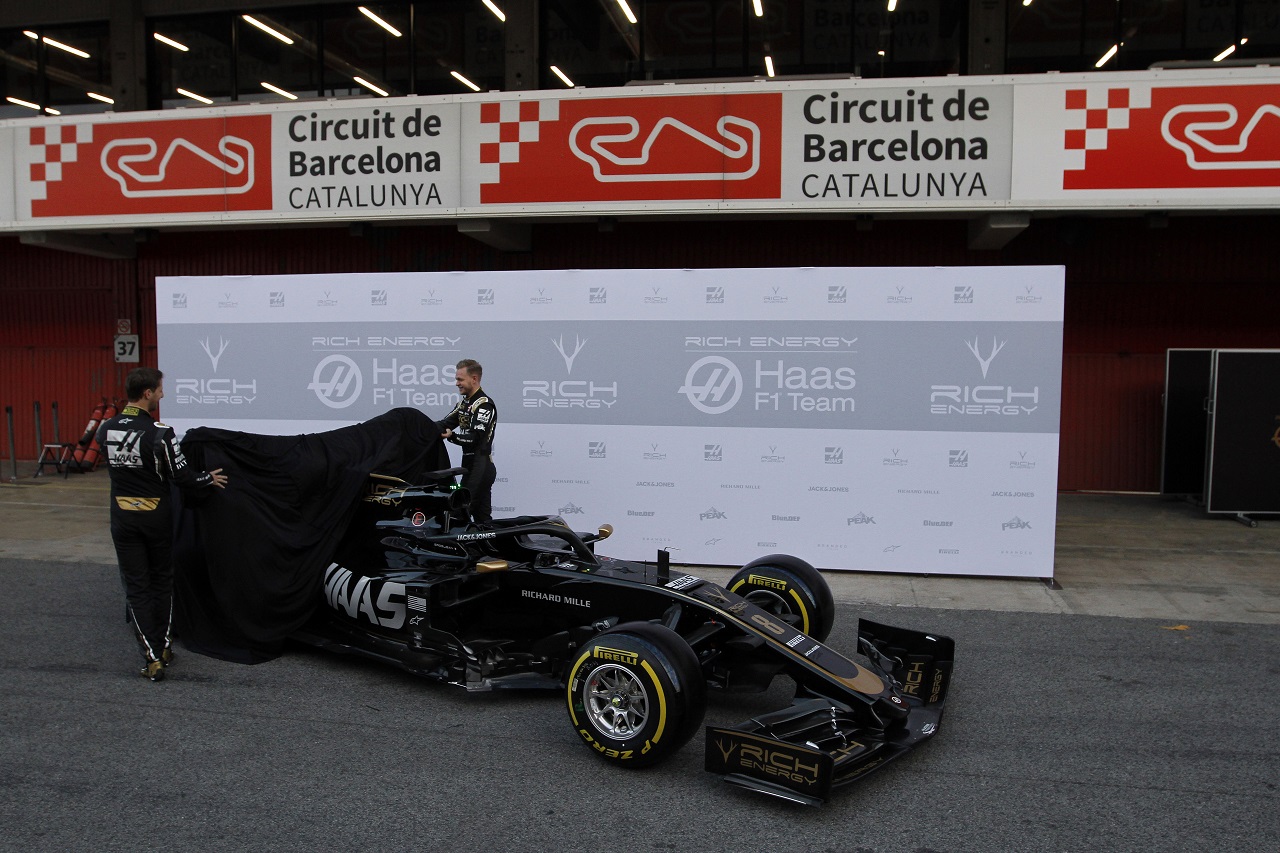 (L to R): Romain Grosjean (FRA) Haas F1 Team and Kevin Magnussen (DEN) Haas F1 Team with the Haas VF-19.
18.02.2019.