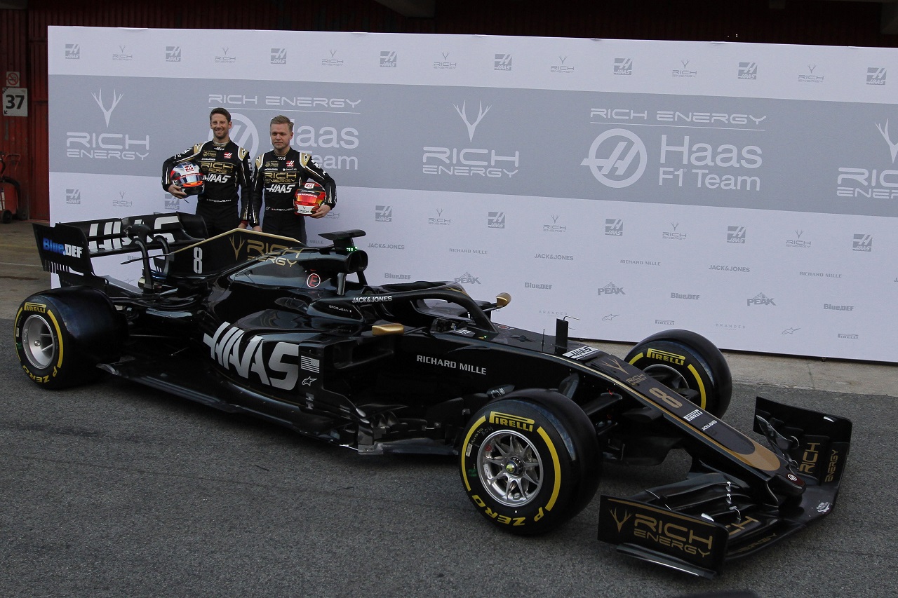 (L to R): Romain Grosjean (FRA) Haas F1 Team and Kevin Magnussen (DEN) Haas F1 Team with the Haas VF-19.
18.02.2019.