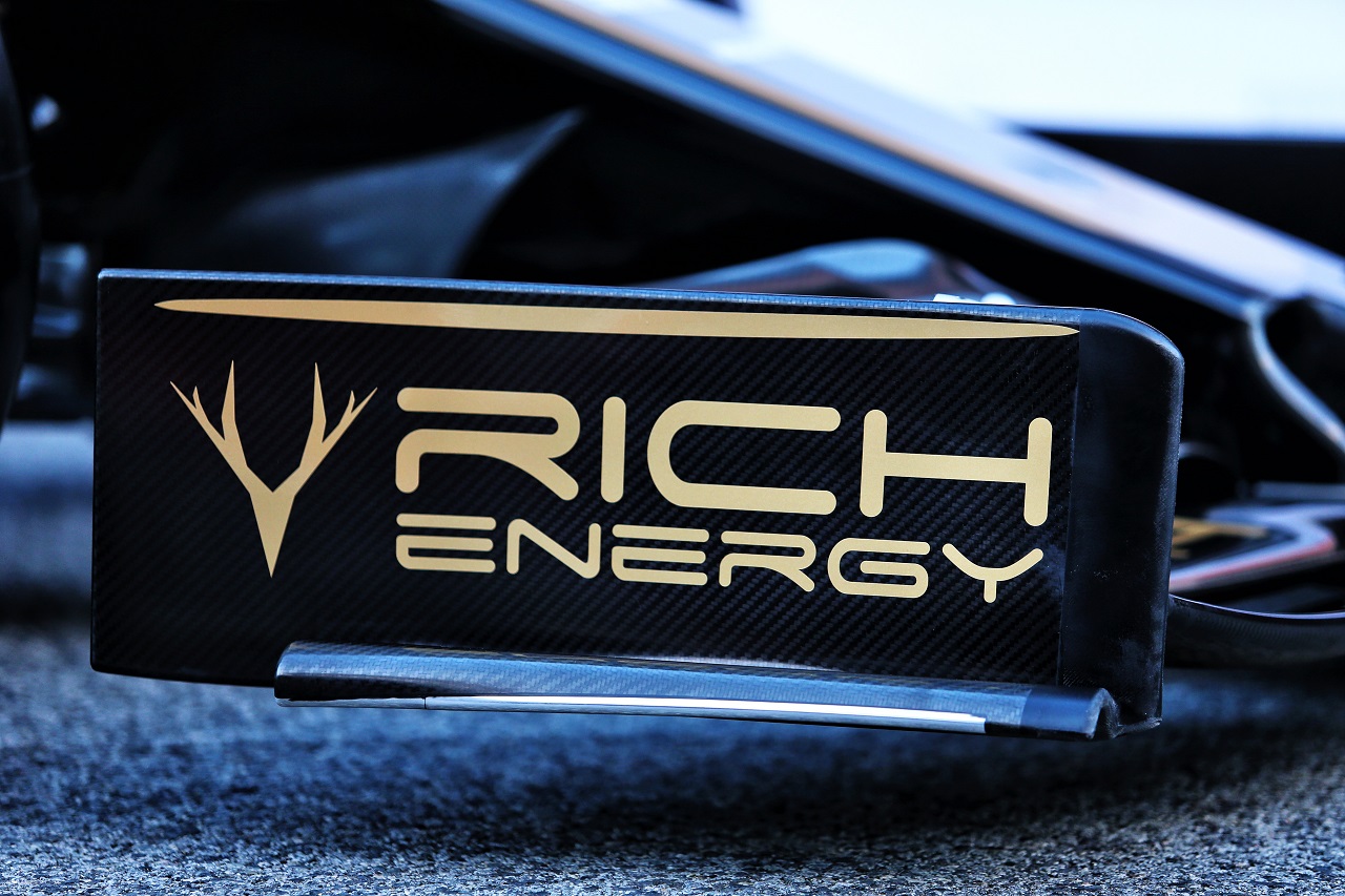 Haas VF-19 front wing detail.
18.02.2019.