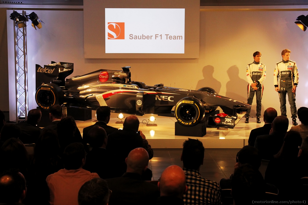 (L to R): Esteban Gutierrez (MEX) Sauber and Nico Hulkenberg (GER) Sauber with the new Sauber C32.
