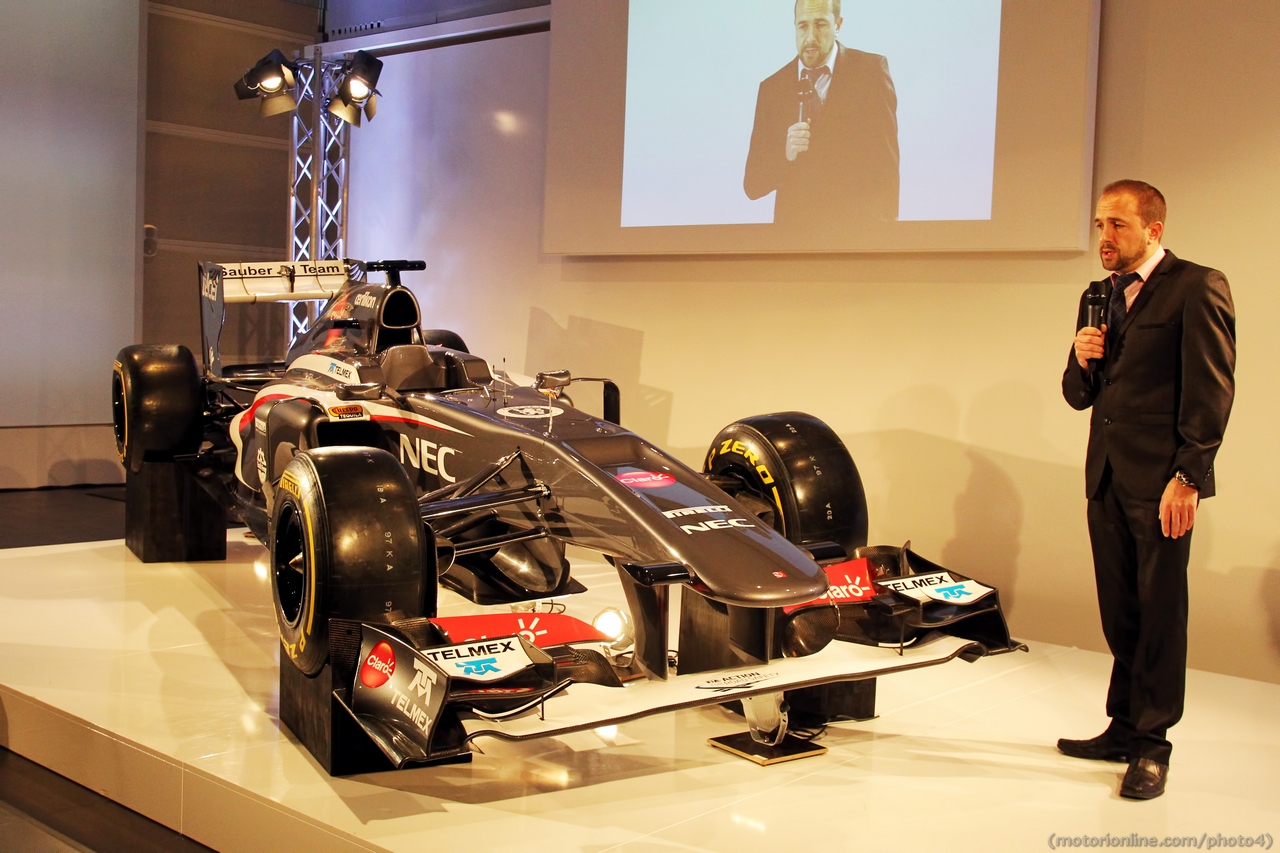 Matt Morris (GBR) Sauber Chief Designer with the new Sauber C32.
