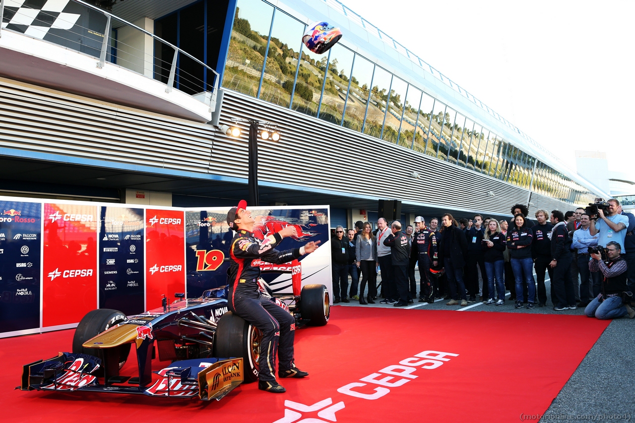 Daniel Ricciardo (AUS) Scuderia Toro Rosso STR8 thorws his helmet up into the air.
