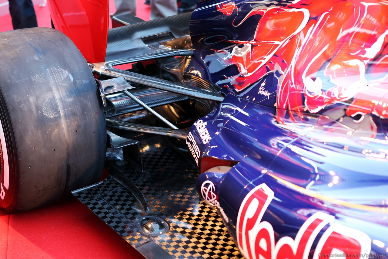 Scuderia Toro Rosso STR8 rear suspension detail.
