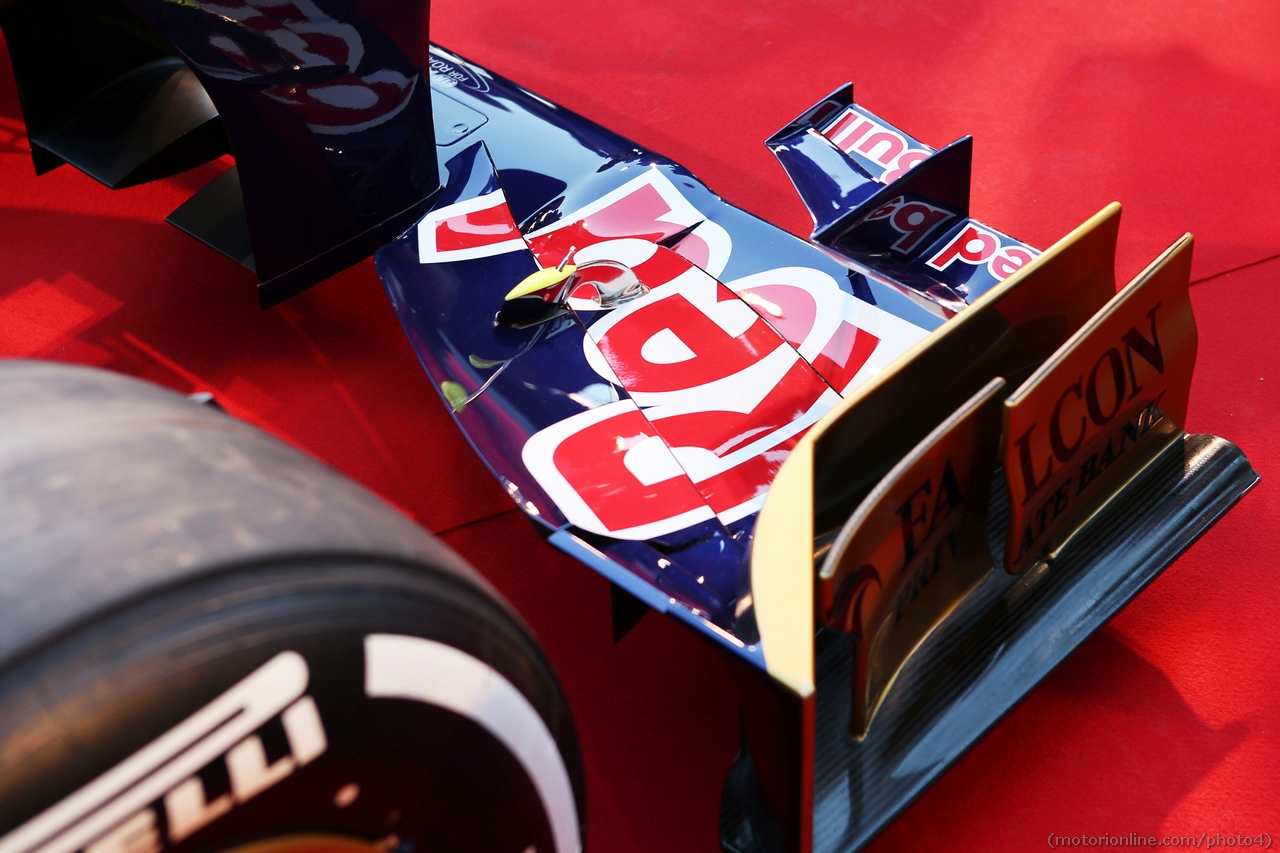 Scuderia Toro Rosso STR8 front wing detail.
