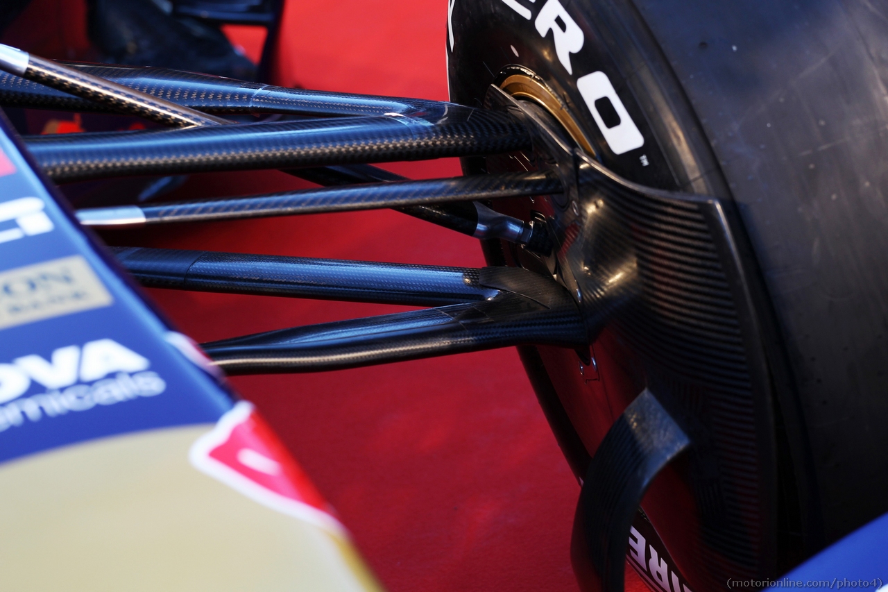Scuderia Toro Rosso STR8 front suspension.
