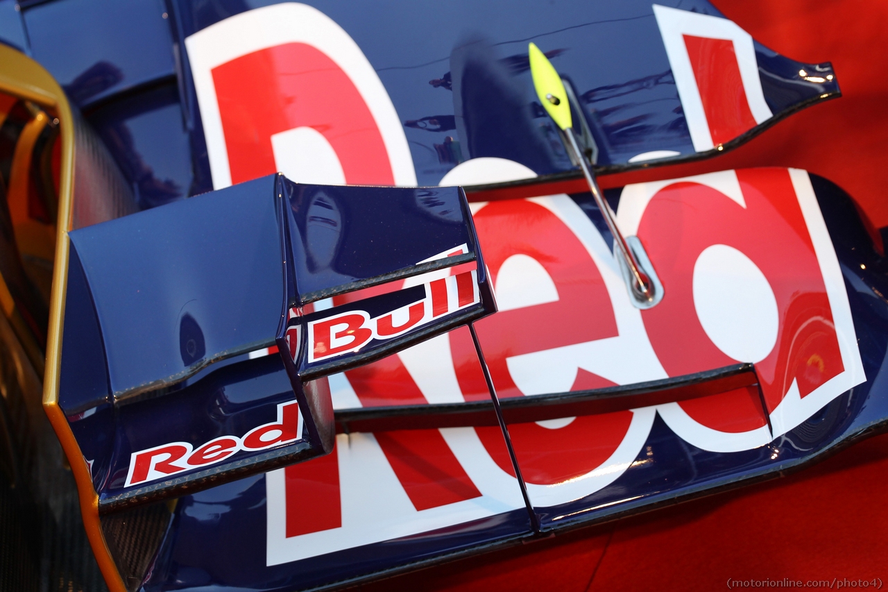 Scuderia Toro Rosso STR8 front wing detail.
