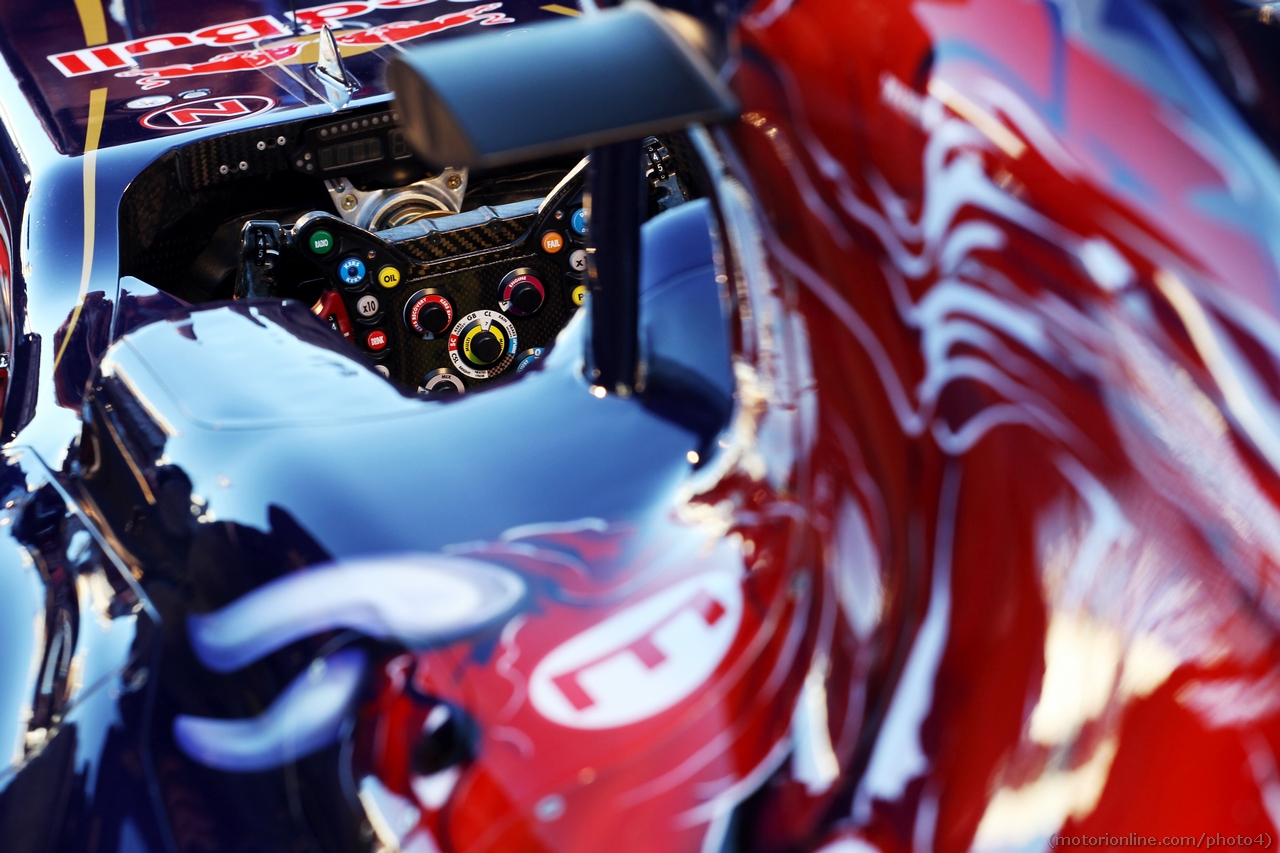 Scuderia Toro Rosso STR8 steering wheel.
04.02.2013. Scuderia Toro Rosso STR8 Launch, Jerez, Spain.
