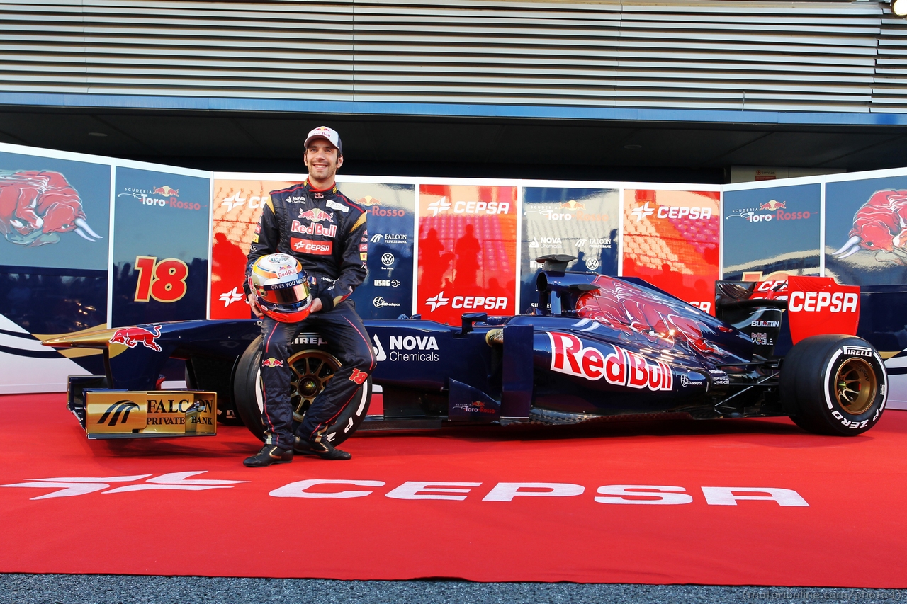 Jean-Eric Vergne (FRA) Scuderia Toro Rosso with the new Scuderia Toro Rosso STR8.

