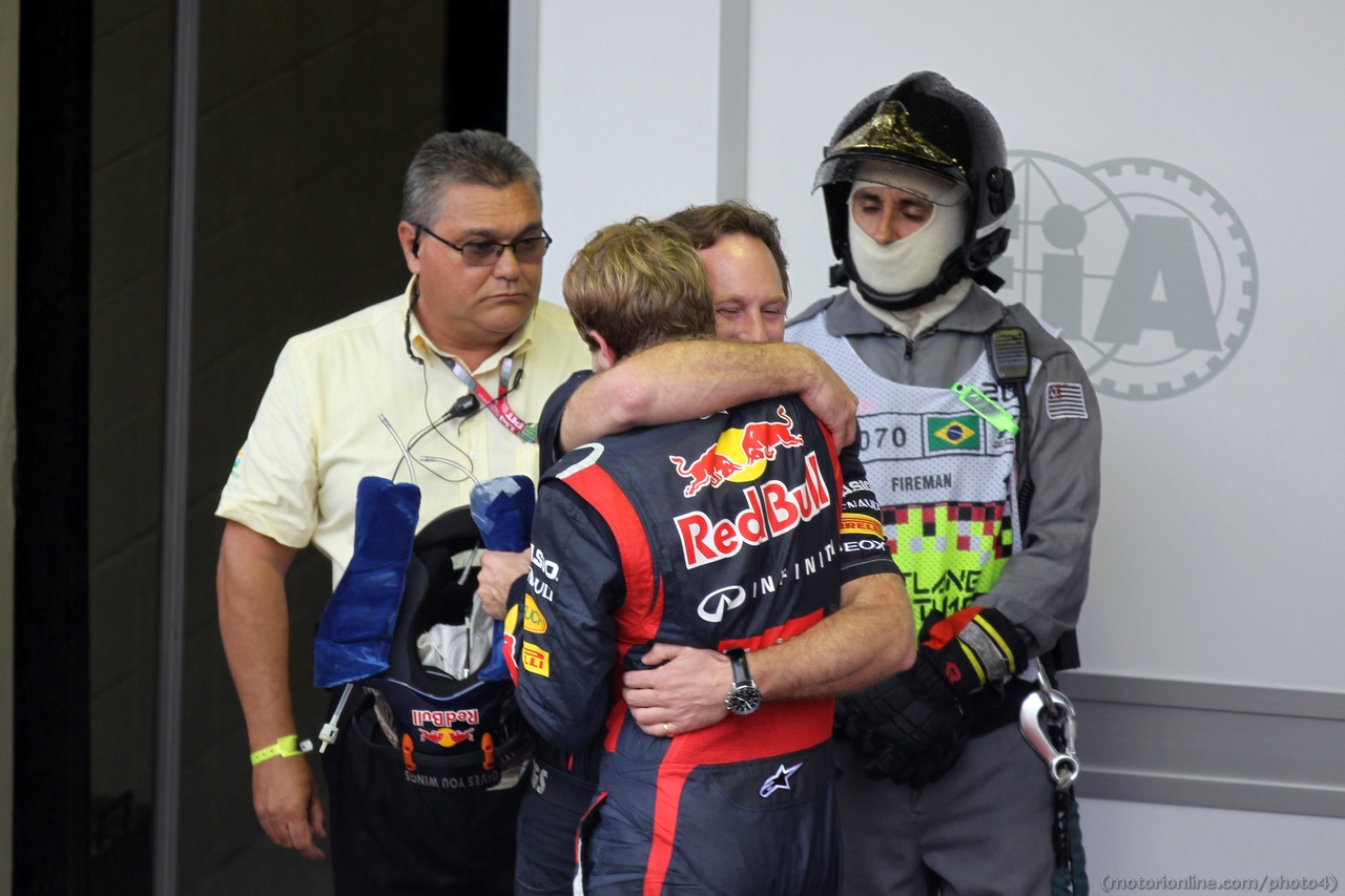 25.11.2012- Race, Sebastian Vettel (GER) Red Bull Racing RB8 and Christian Horner (GBR), Red Bull Racing, Sporting Director 