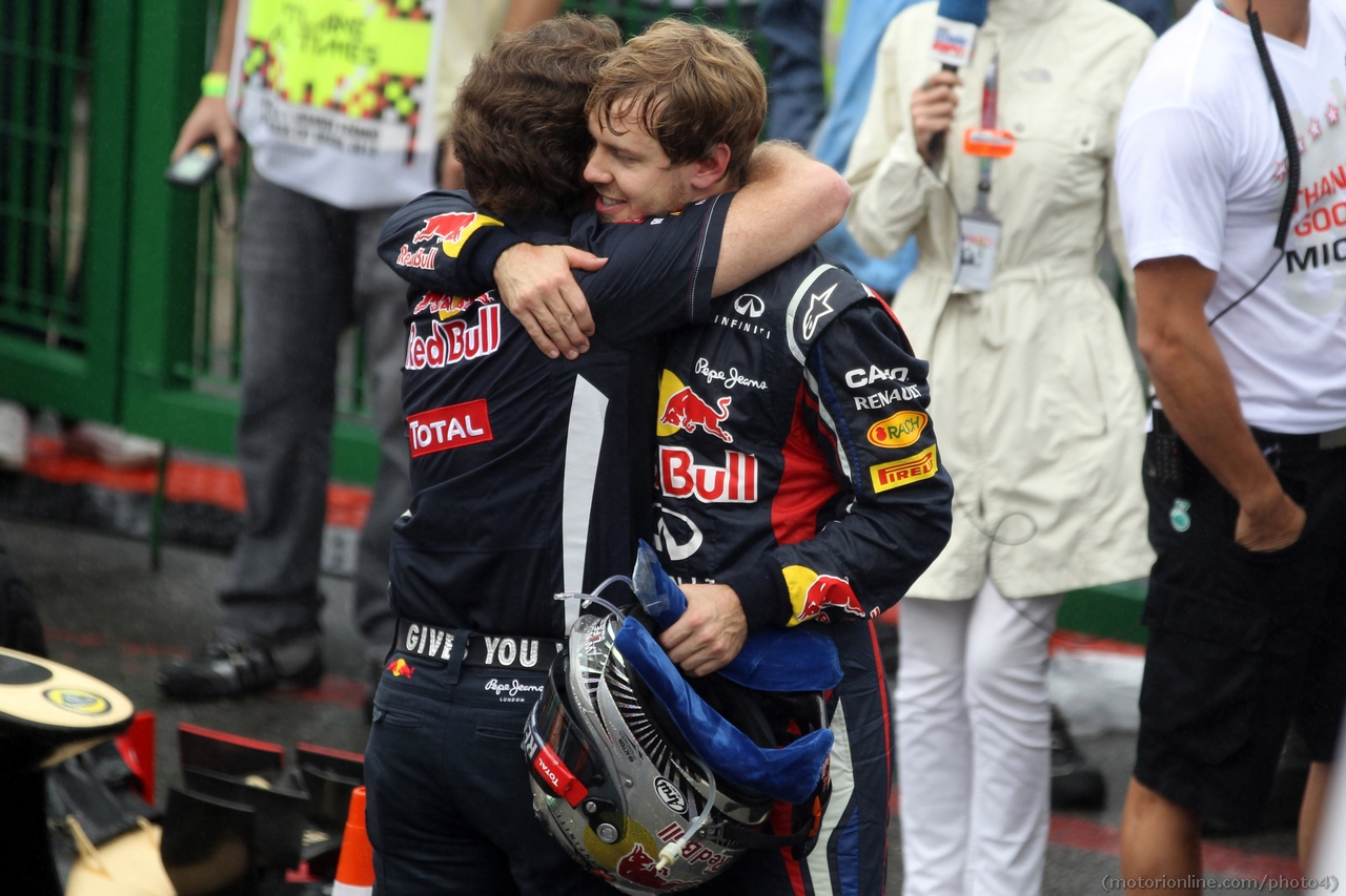25.11.2012- Race, Sebastian Vettel (GER) Red Bull Racing RB8 and Christian Horner (GBR), Red Bull Racing, Sporting Director 