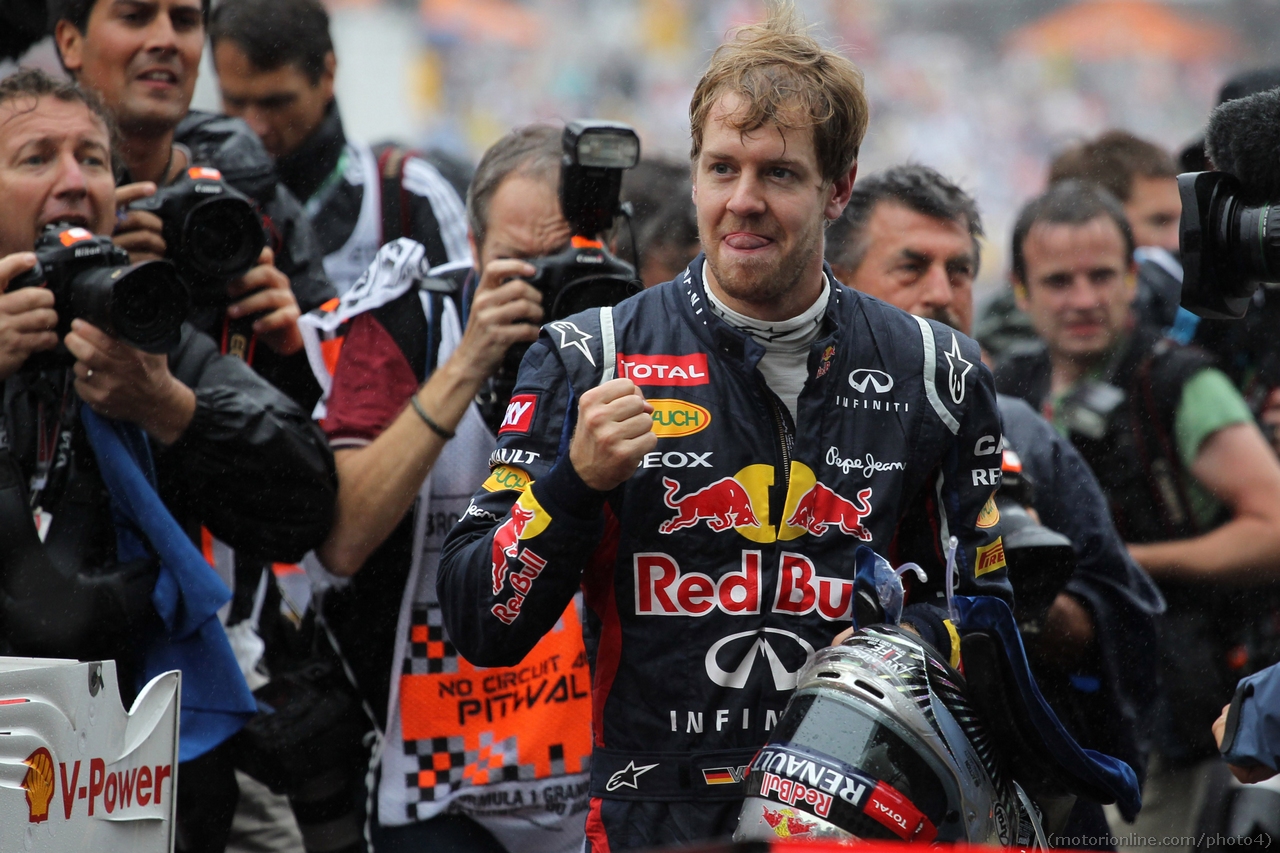 25.11.2012- Race, Sebastian Vettel (GER) Red Bull Racing RB8 World Champion 2012