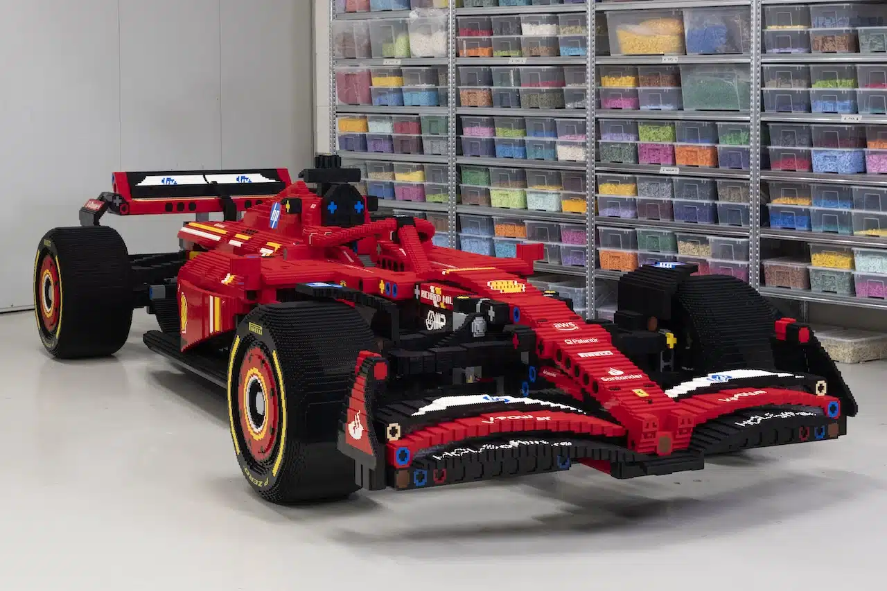 Set Lego SF-24 e replica vettura Lego Store San Babila (Milano)