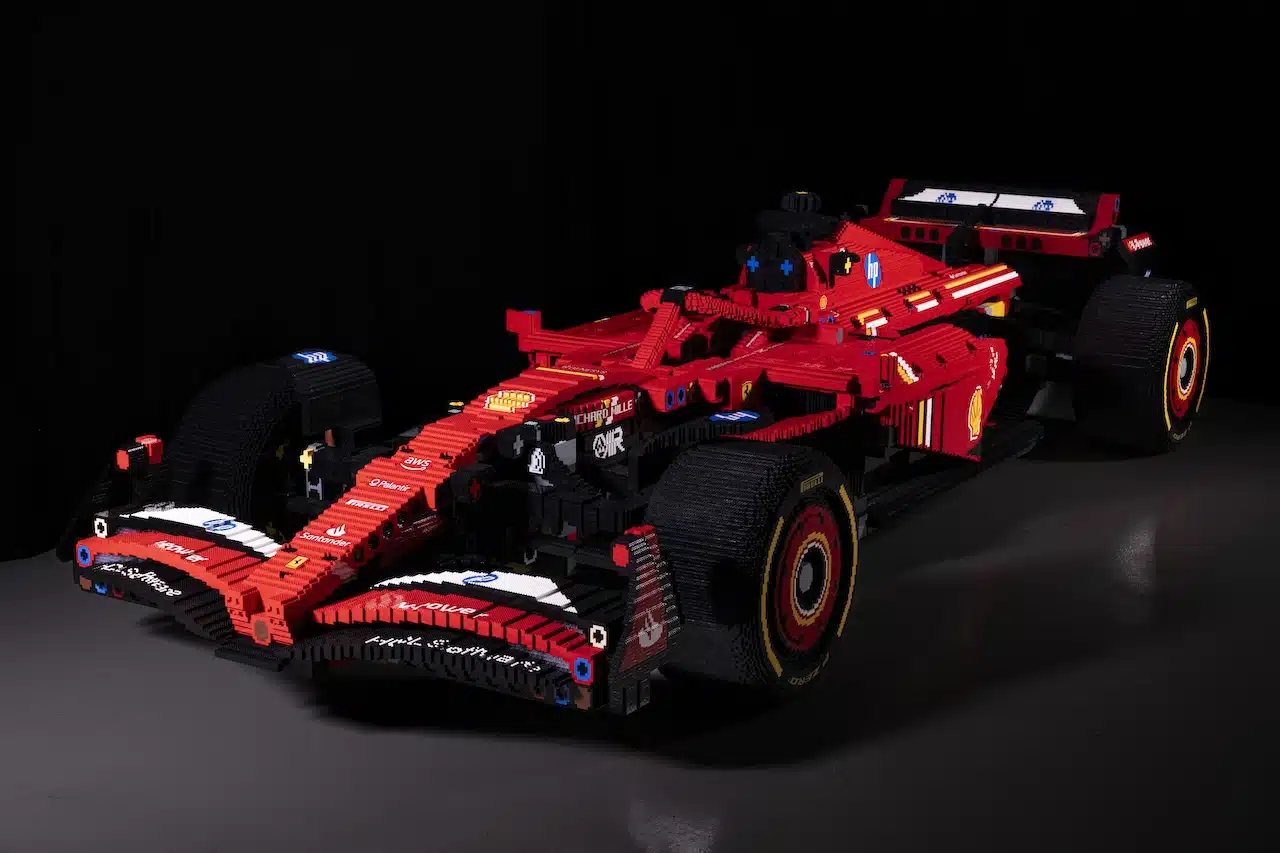 Set Lego SF-24 e replica vettura Lego Store San Babila (Milano)