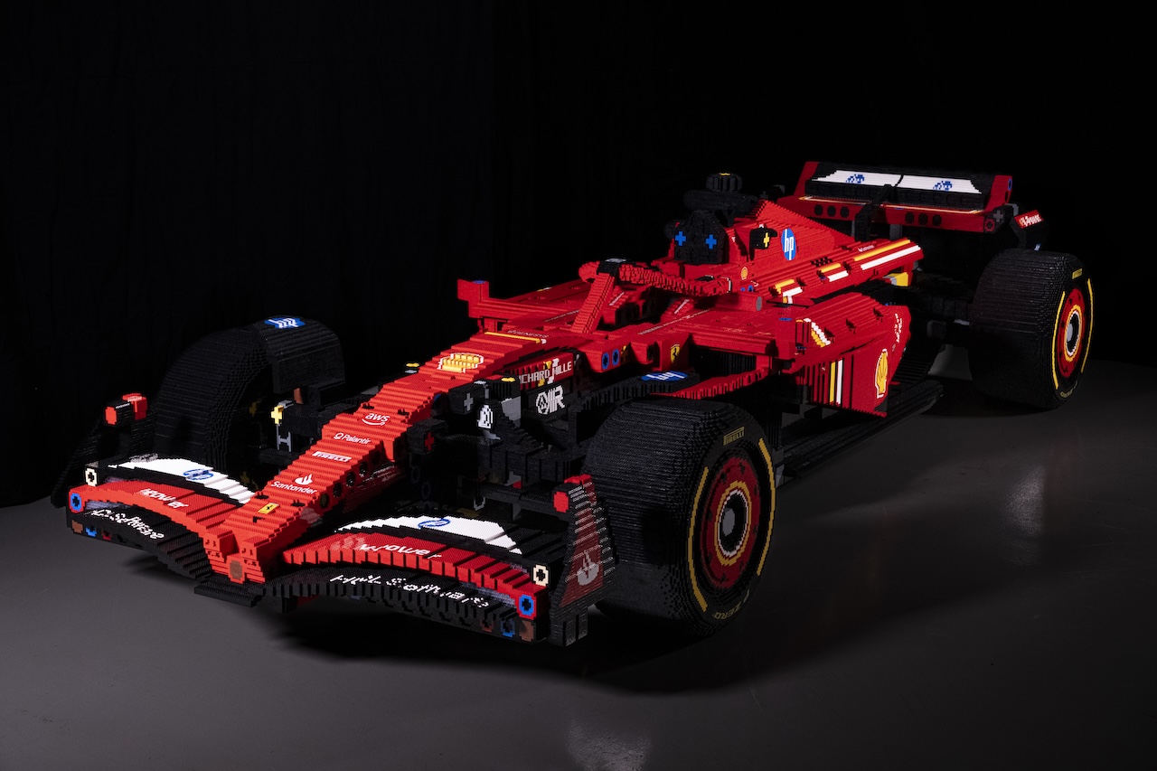 Set Lego SF-24 e replica vettura Lego Store San Babila (Milano)