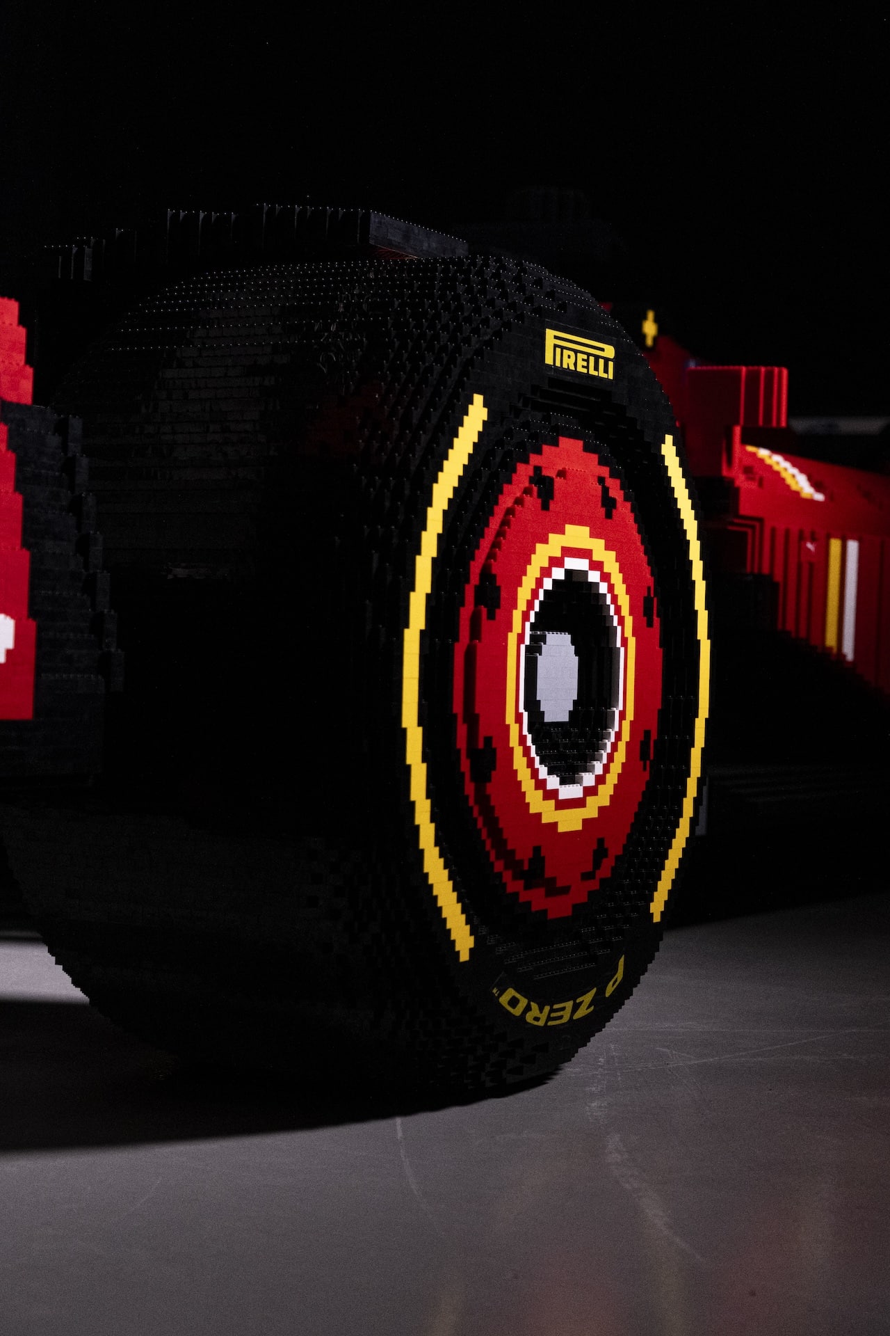 Set Lego SF-24 e replica vettura Lego Store San Babila (Milano)
