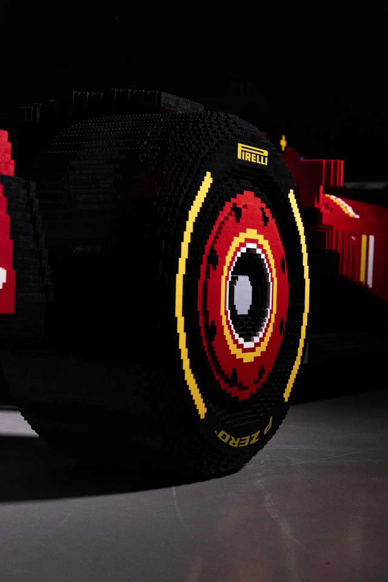Set Lego SF-24 e replica vettura Lego Store San Babila (Milano)