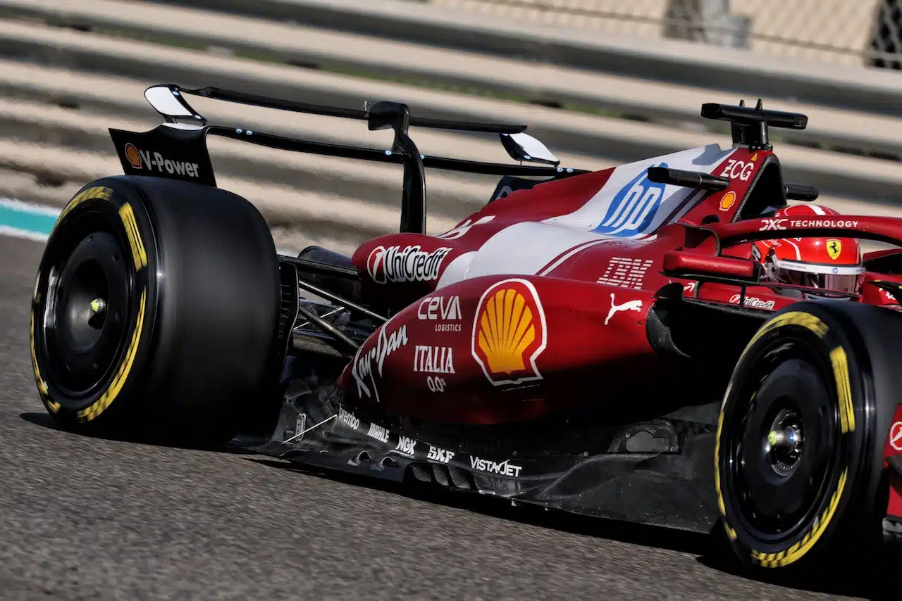 TEST ABU DHABI 2025 - FERRARI MULE CAR 2026