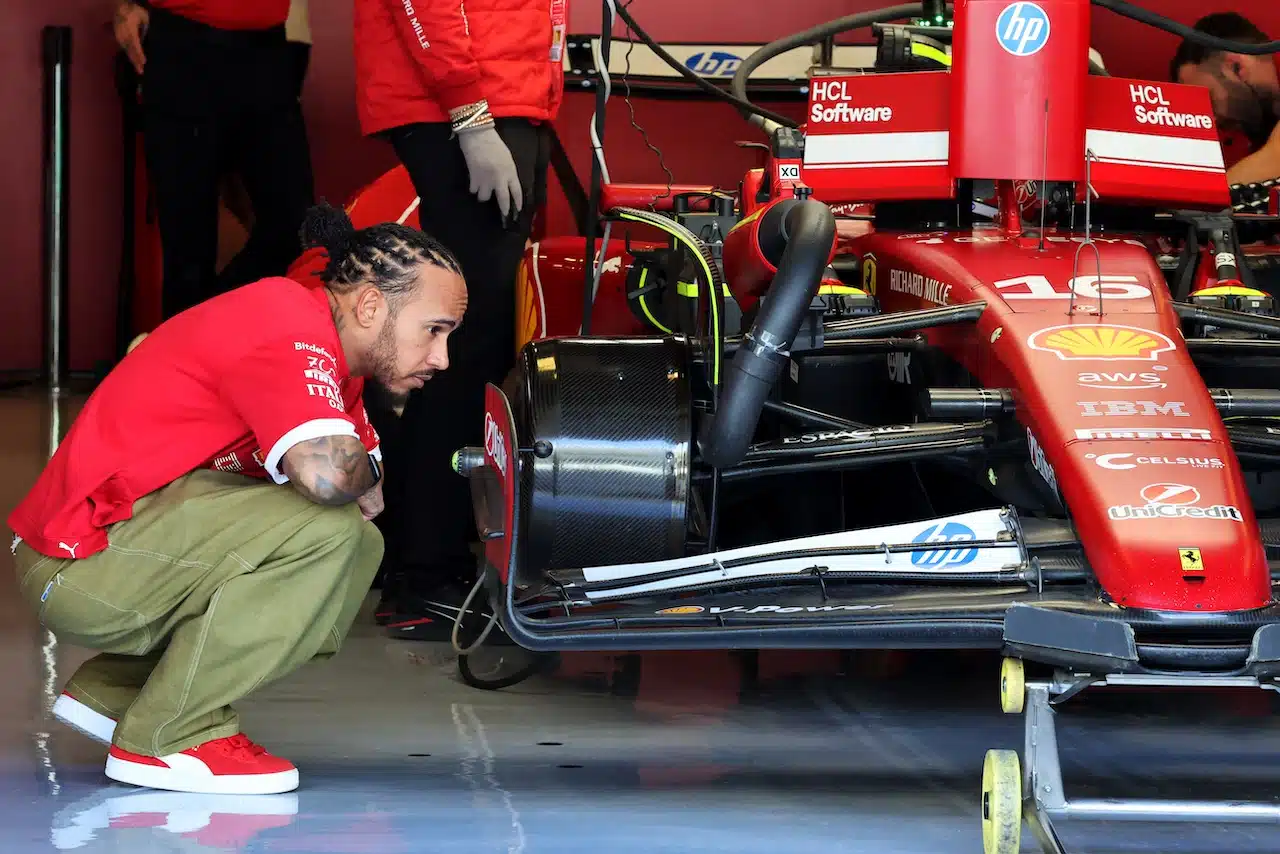 TEST ABU DHABI 2025 - FERRARI MULE CAR 2026