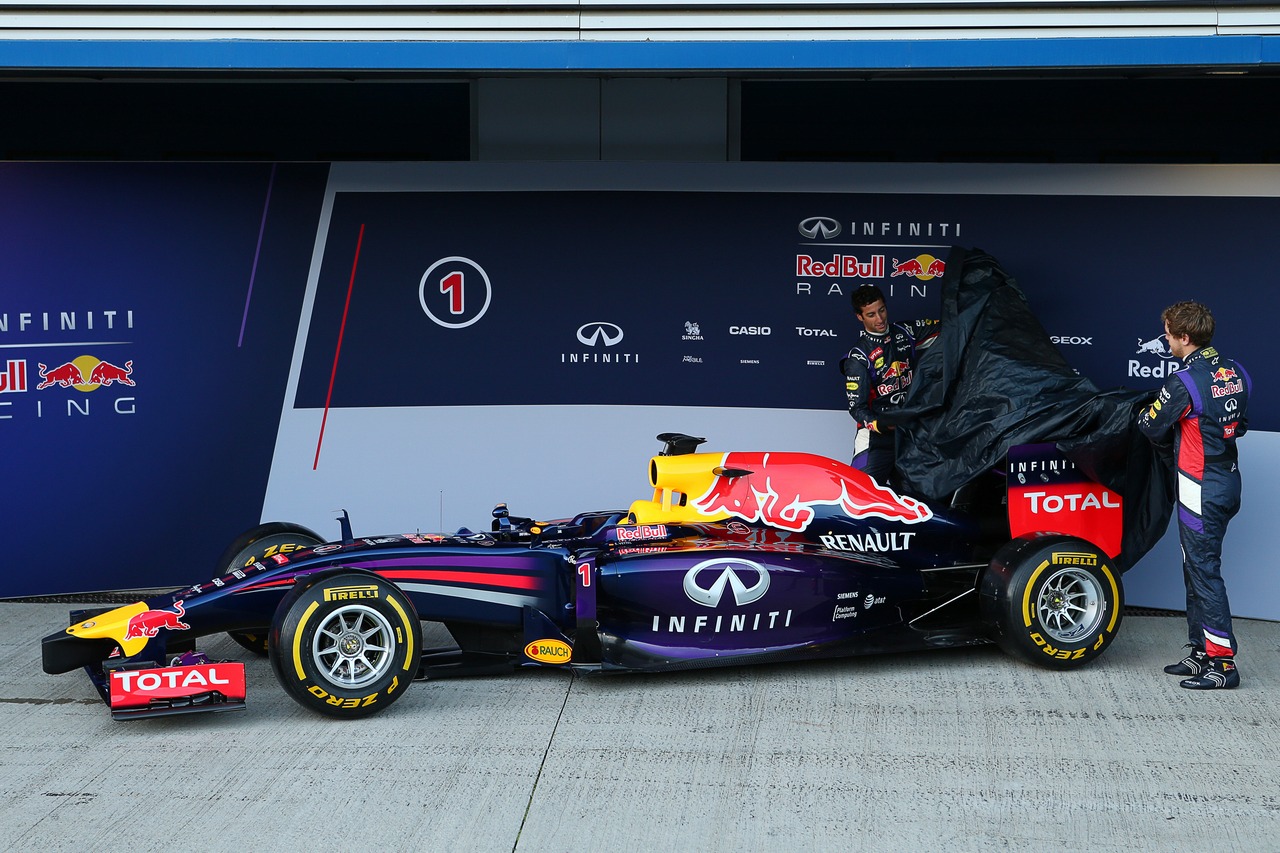 (L to R): Daniel Ricciardo (AUS) Red Bull Racing and team mate Sebastian Vettel (GER) Red Bull Racing unveil the new Red Bull Racing RB10.
28.01.2014. Formula One Testing, Day One, Jerez, Spain.