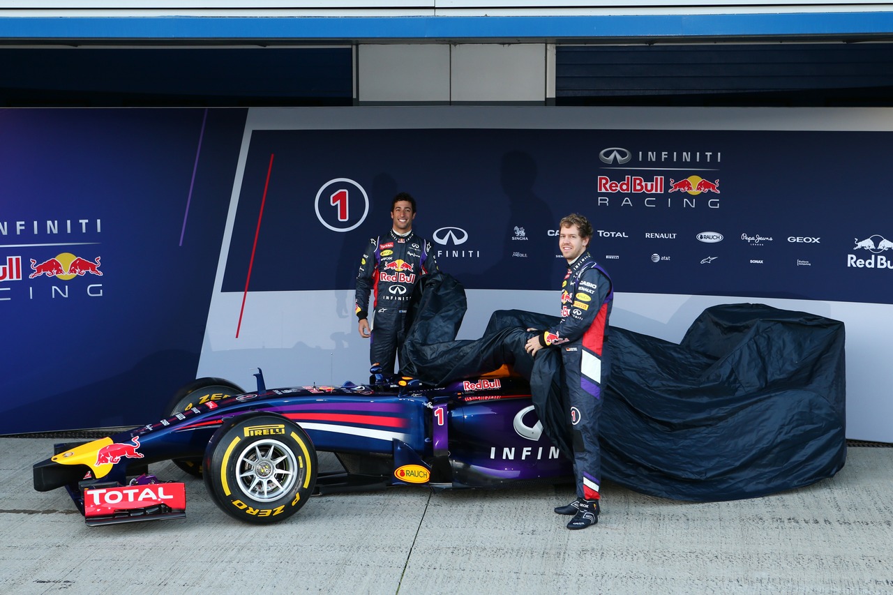 (L to R): Daniel Ricciardo (AUS) Red Bull Racing and team mate Sebastian Vettel (GER) Red Bull Racing unveil the new Red Bull Racing RB10.
28.01.2014. Formula One Testing, Day One, Jerez, Spain.