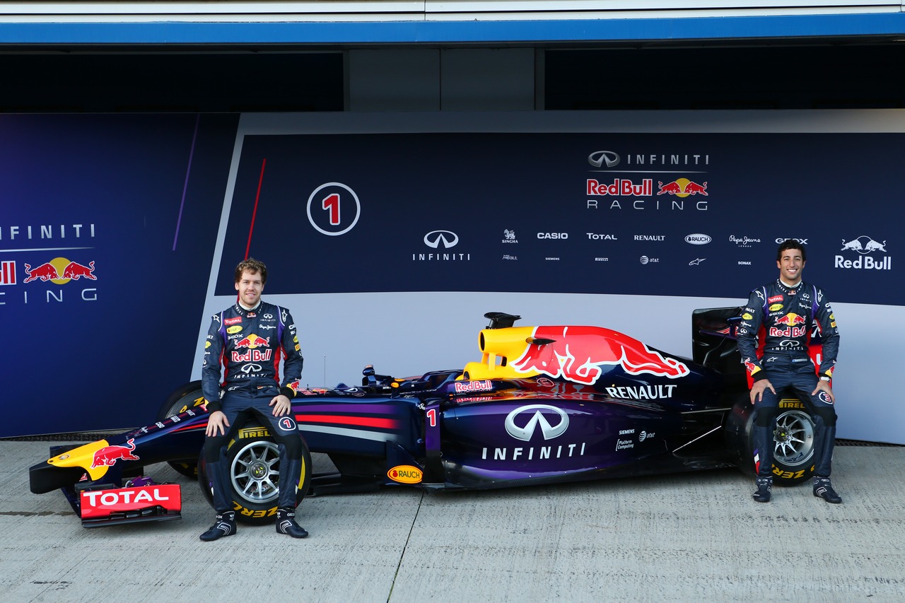 (L to R): Sebastian Vettel (GER) Red Bull Racing and Daniel Ricciardo (AUS) Red Bull Racing RB10 unveil the new Red Bull Racing RB10.
28.01.2014. Formula One Testing, Day One, Jerez, Spain.