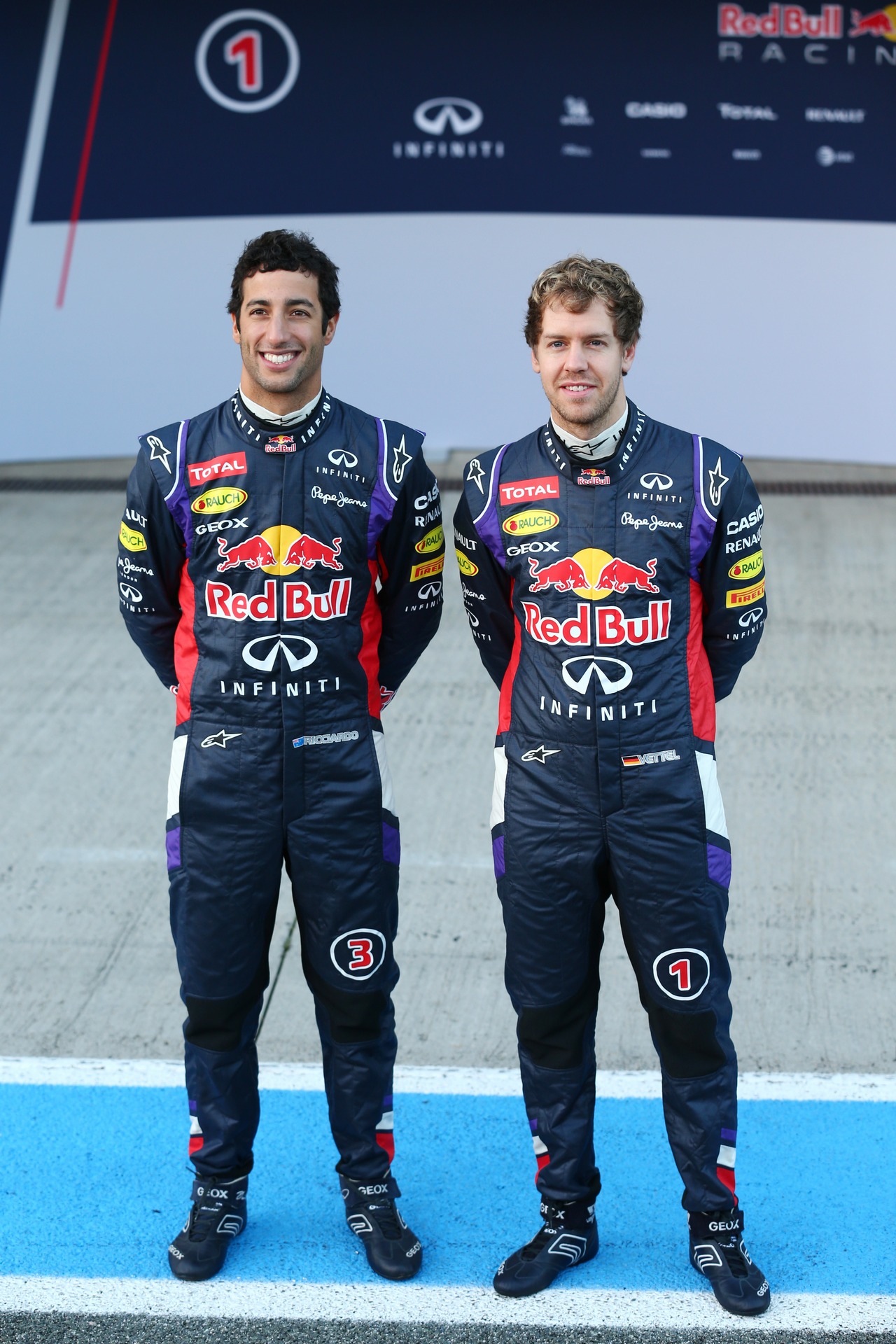 (L to R): Daniel Ricciardo (AUS) Red Bull Racing and team mate Sebastian Vettel (GER) Red Bull Racing at the unveiling of the new Red Bull Racing RB10.
28.01.2014. Formula One Testing, Day One, Jerez, Spain.