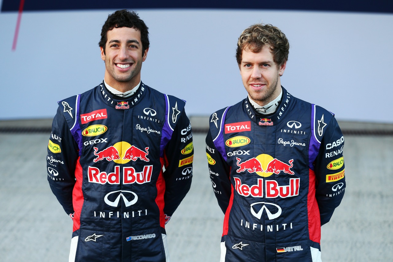 (L to R): Daniel Ricciardo (AUS) Red Bull Racing and team mate Sebastian Vettel (GER) Red Bull Racing at the unveiling of the new Red Bull Racing RB10.
28.01.2014. Formula One Testing, Day One, Jerez, Spain.