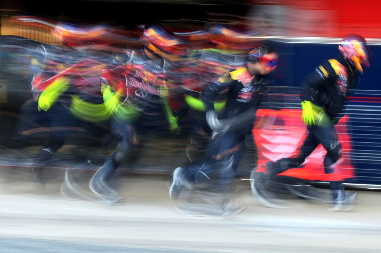 23.02.2012, Barcelona, Spain,
Red Bull Racing mechanics  - Formula 1 Testing, day 3 - Formula 1 World Championship 