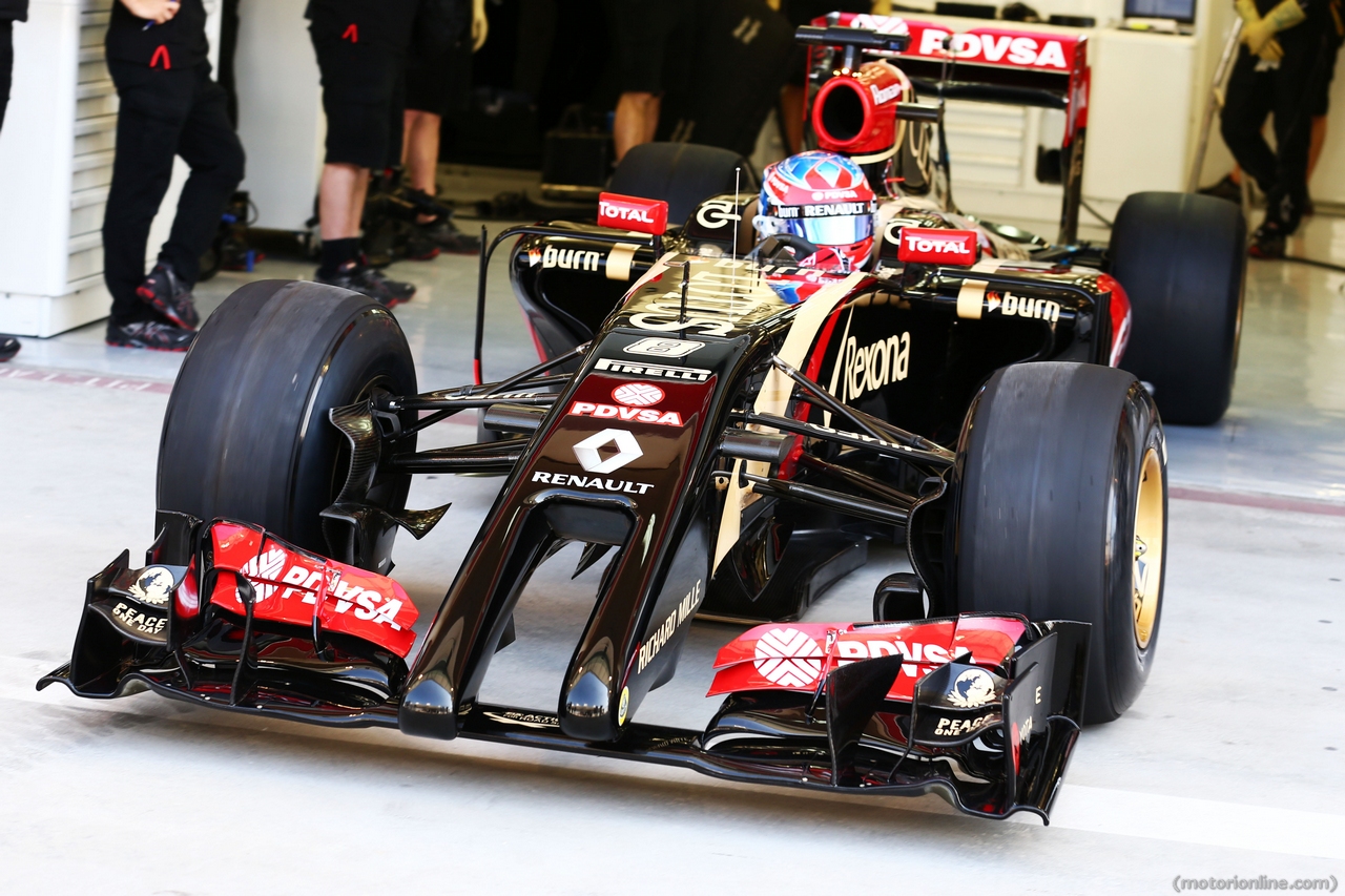 Romain Grosjean (FRA) leaves the pits in the Lotus F1 E22 for its first lap.
19.02.2014. Formula One Testing, Bahrain Test One, Day One, Sakhir, Bahrain.