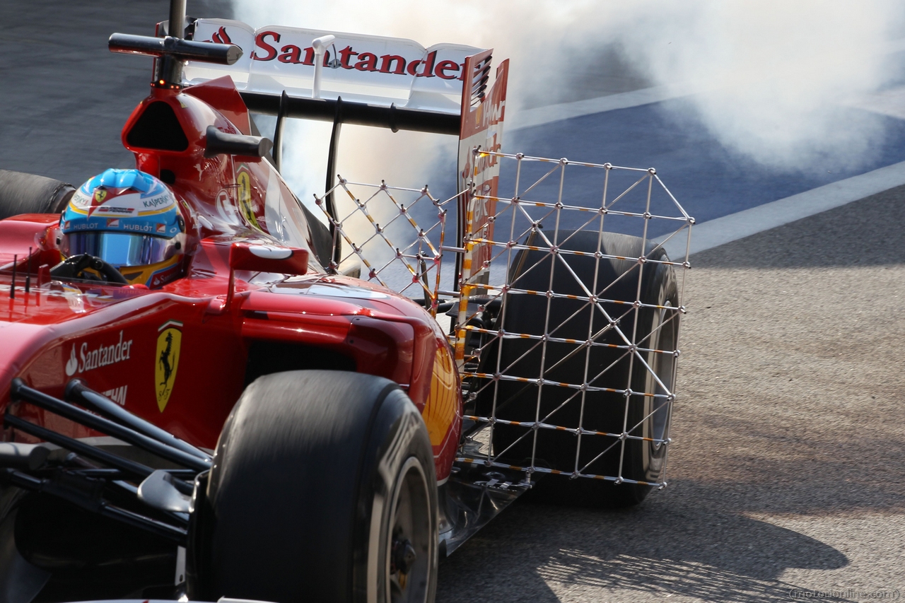 Fernando Alonso (ESP) Ferrari F14-T running sensor equipment and with smoke pouring from the car.
19.02.2014. Formula One Testing, Bahrain Test One, Day One, Sakhir, Bahrain.