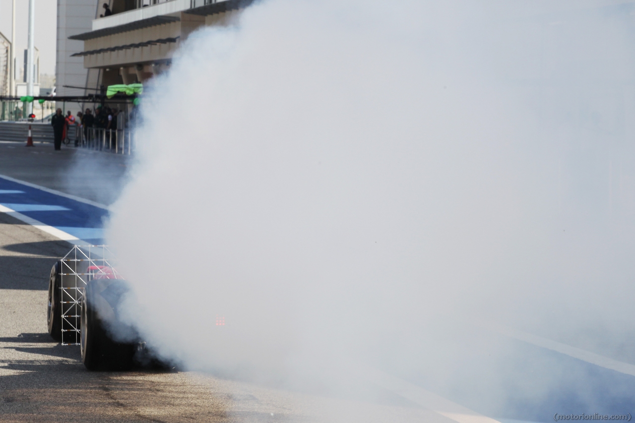 Fernando Alonso (ESP) Ferrari F14-T running sensor equipment and with smoke pouring from the car.
19.02.2014. Formula One Testing, Bahrain Test One, Day One, Sakhir, Bahrain.