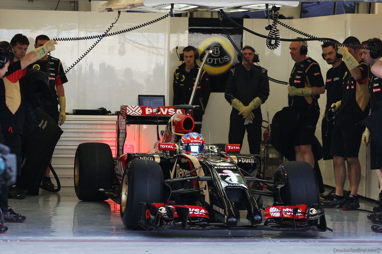 Romain Grosjean (FRA) Lotus F1 E22 leaves the pits for the first time.
19.02.2014. Formula One Testing, Bahrain Test One, Day One, Sakhir, Bahrain.