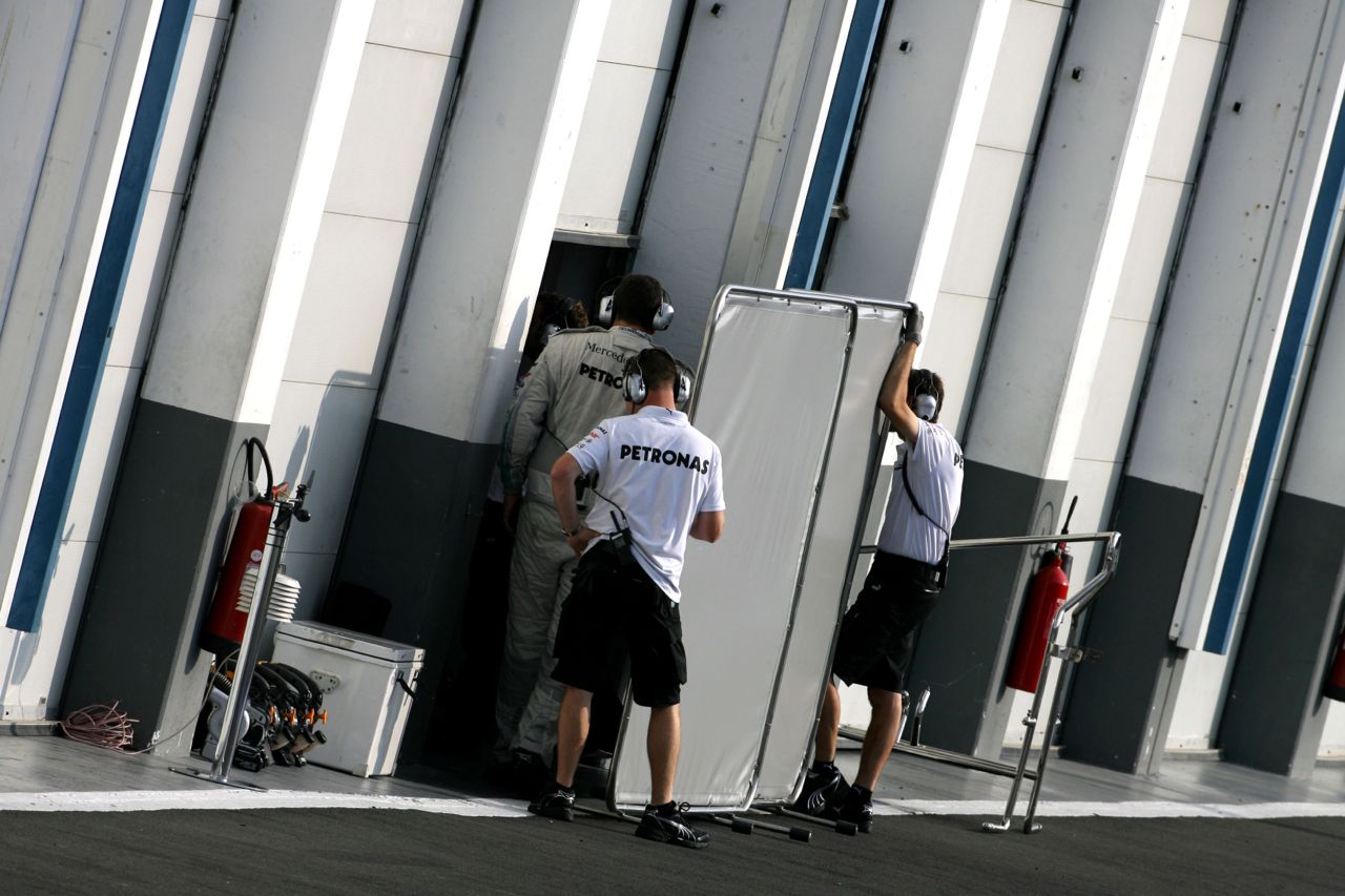 Mercedes GP mechanics
11.09.2012. Formula One Young Drivers Test, Day 1, Magny-Cours, France.
