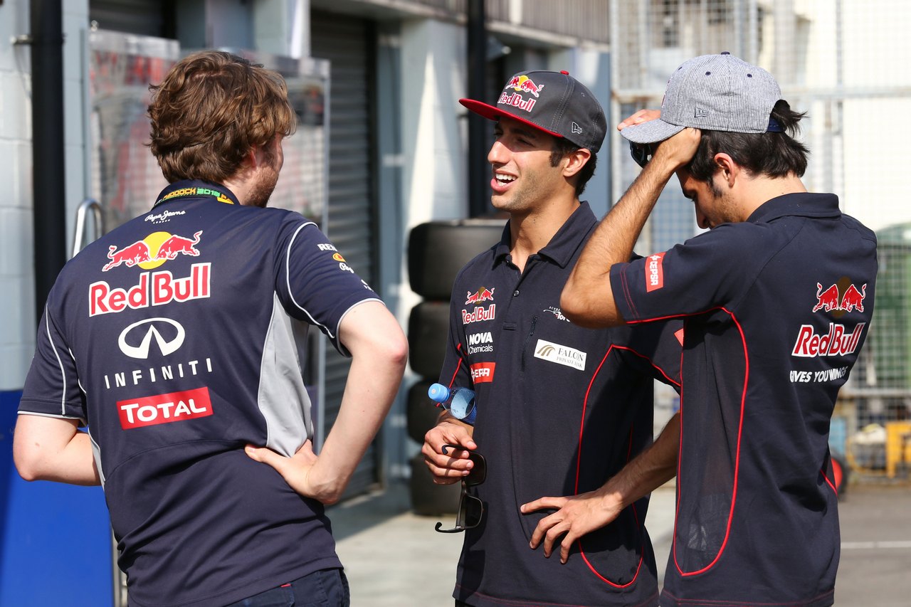 Daniel Ricciardo (AUS) Red Bull Racing Test Driver (Centre).
