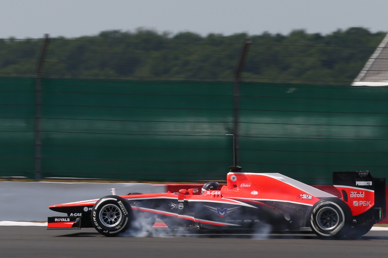 Rodolfo Gonzalez (VEN) Marussia F1 Team MR02 Reserve Driver locks up under braking.
