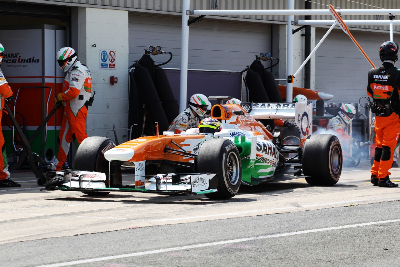 James Calado (GBR) Sahara Force India VJM06 Test Driver practices a pit stop.
