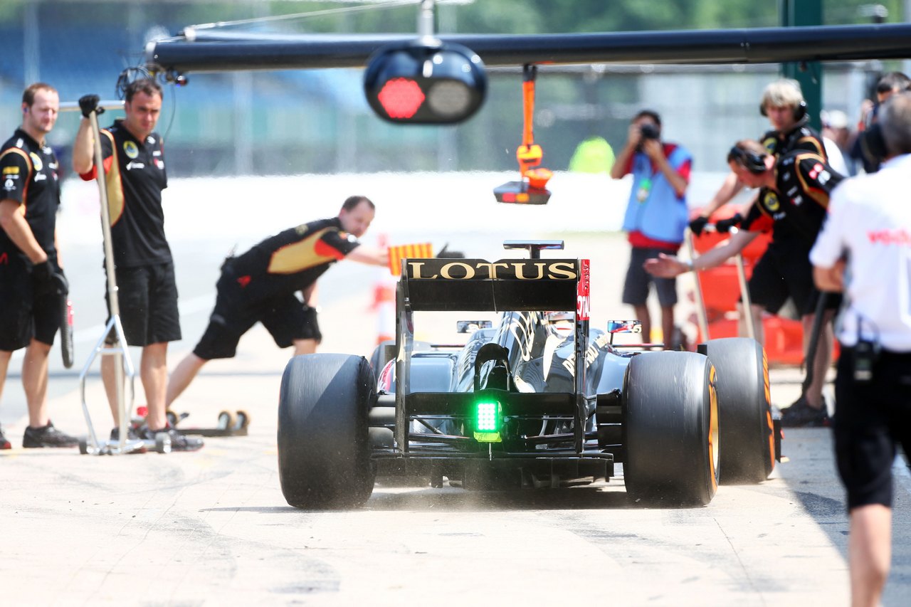 Nicolas Prost (FRA) Lotus F1 E21 Test Driver with green car light.
