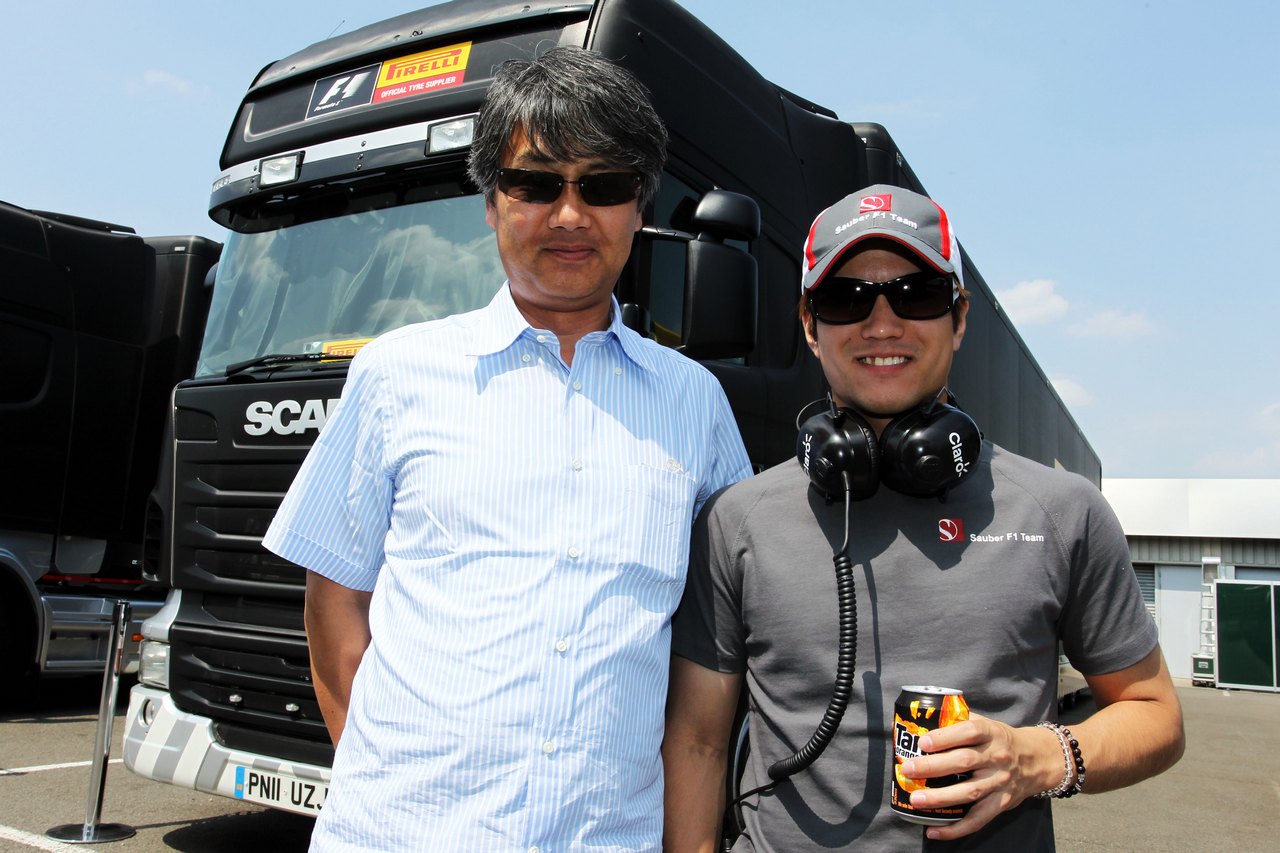 (L to R): Taki Inoue (JPN) Former F1 Driver with Kimiya Sato (JPN) Sauber Test Driver.
