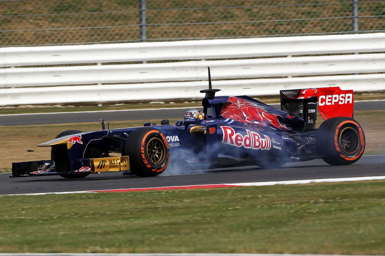Carlos Sainz Jnr (ESP) Scuderia Toro Rosso STR8 Test Driver locks up under braking.
